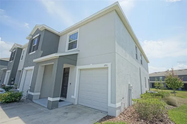 a view of a house with backyard