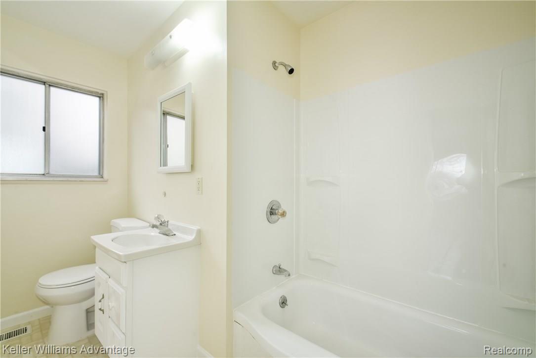 8066 Pardee Road Taylor, MI 48180 - Photo 16 of 31 DSC_0217-Edit.jpg