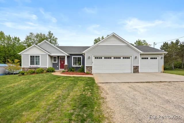 $460,000 | 581 Cumings Court Northwest, Sparta, MI 49345