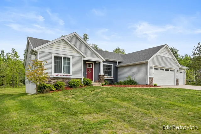 $460,000 | 581 Cumings Court Northwest, Sparta, MI 49345