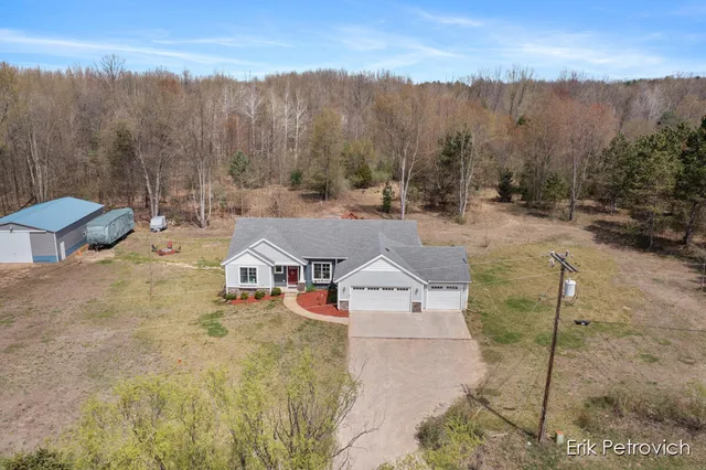 $460,000 | 581 Cumings Court Northwest, Sparta, MI 49345
