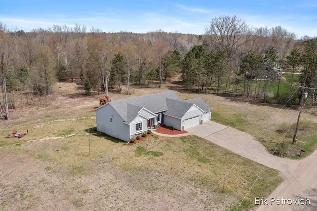 $460,000 | 581 Cumings Court Northwest, Sparta, MI 49345