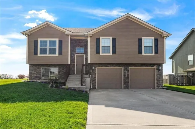 $459,900 | 18410 Rock Creek Drive, Smithville, MO 64089
