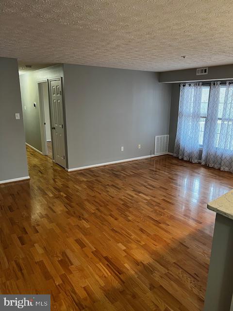 811 Deering Road, Unit 7F Pasadena, MD 21122 - Photo 5 of 19 Spacious, sunlit living area awaits.