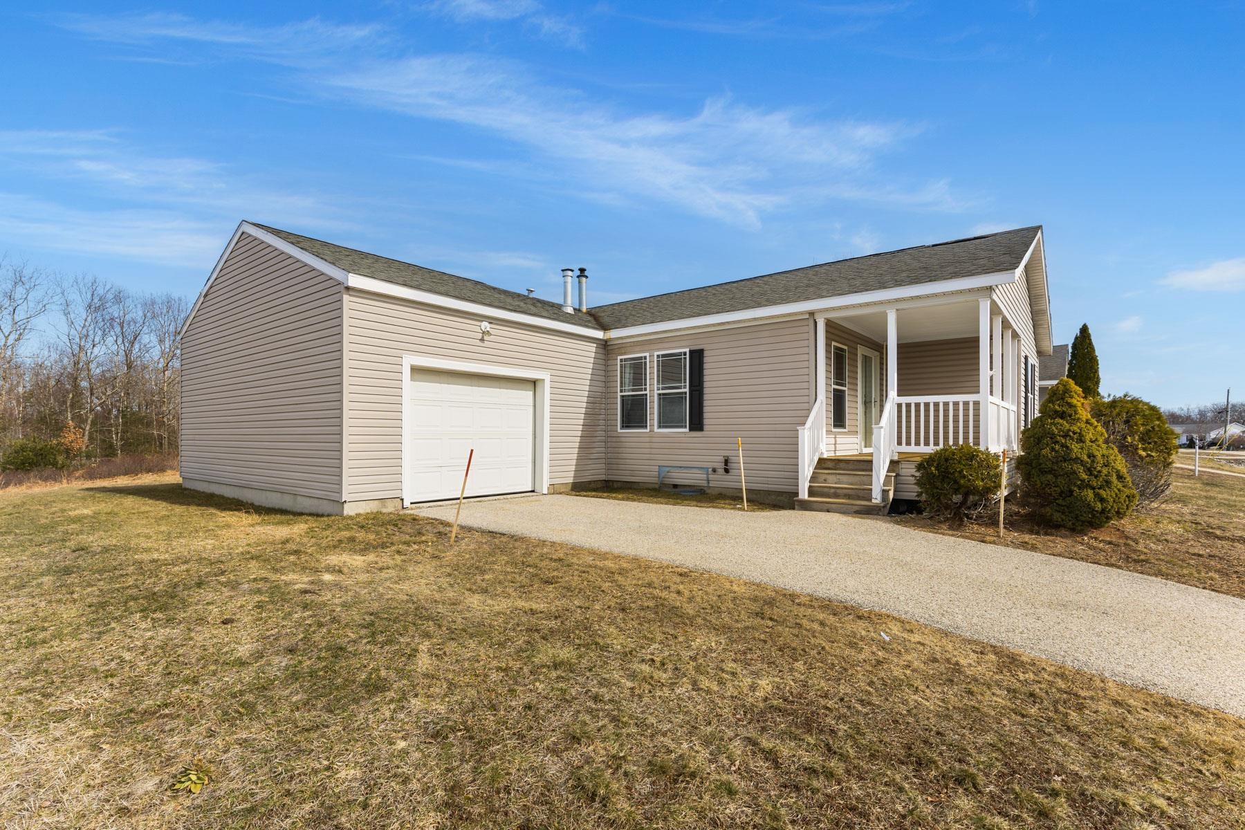 38 Tarah Way Fremont, NH 03044 - Photo 2 of 26