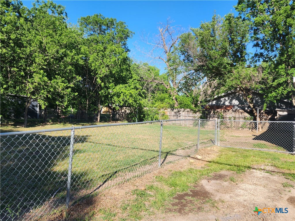 502 North 7th Street Copperas Cove, TX 76522 - Photo 2 of 22 a view of yard