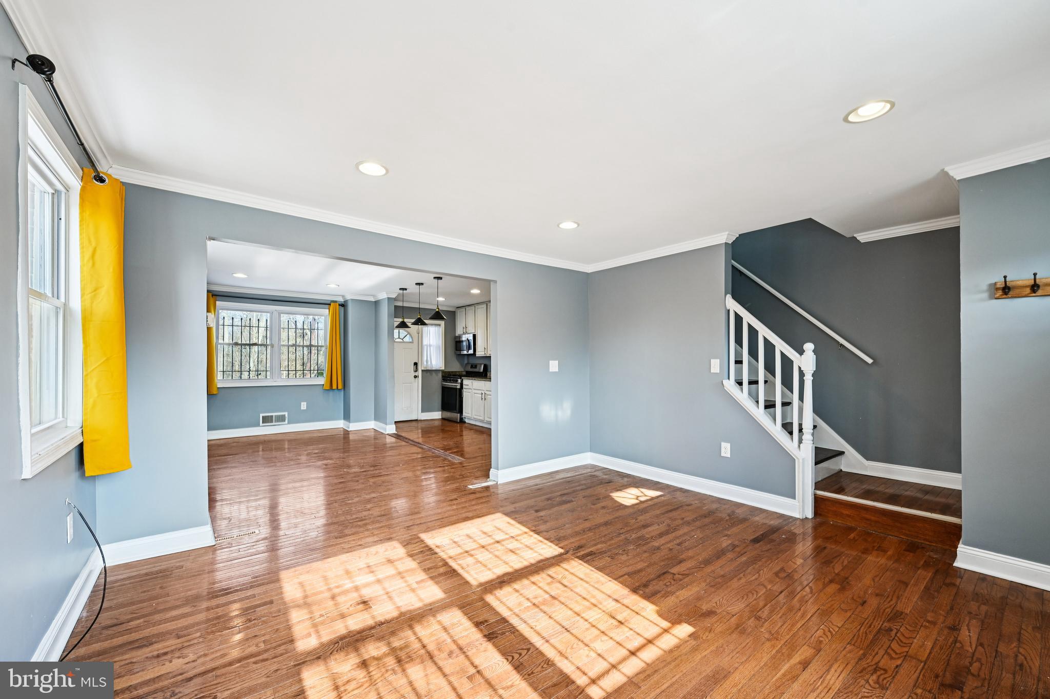 1215 Cooks Lane Baltimore, MD 21229 - Photo 3 of 45 Living Room