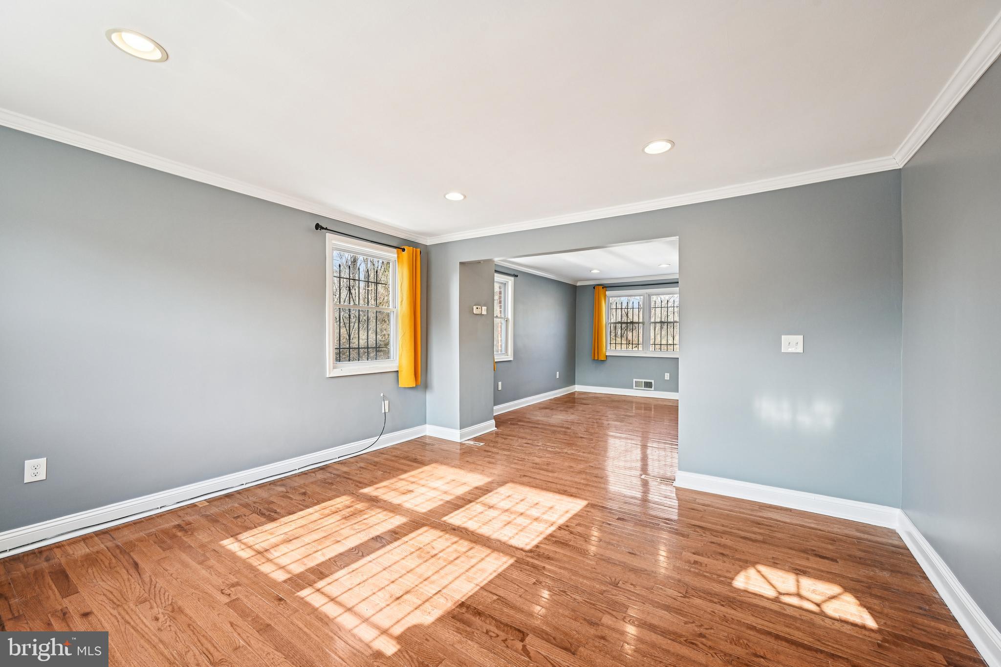 1215 Cooks Lane Baltimore, MD 21229 - Photo 8 of 45 Living Room