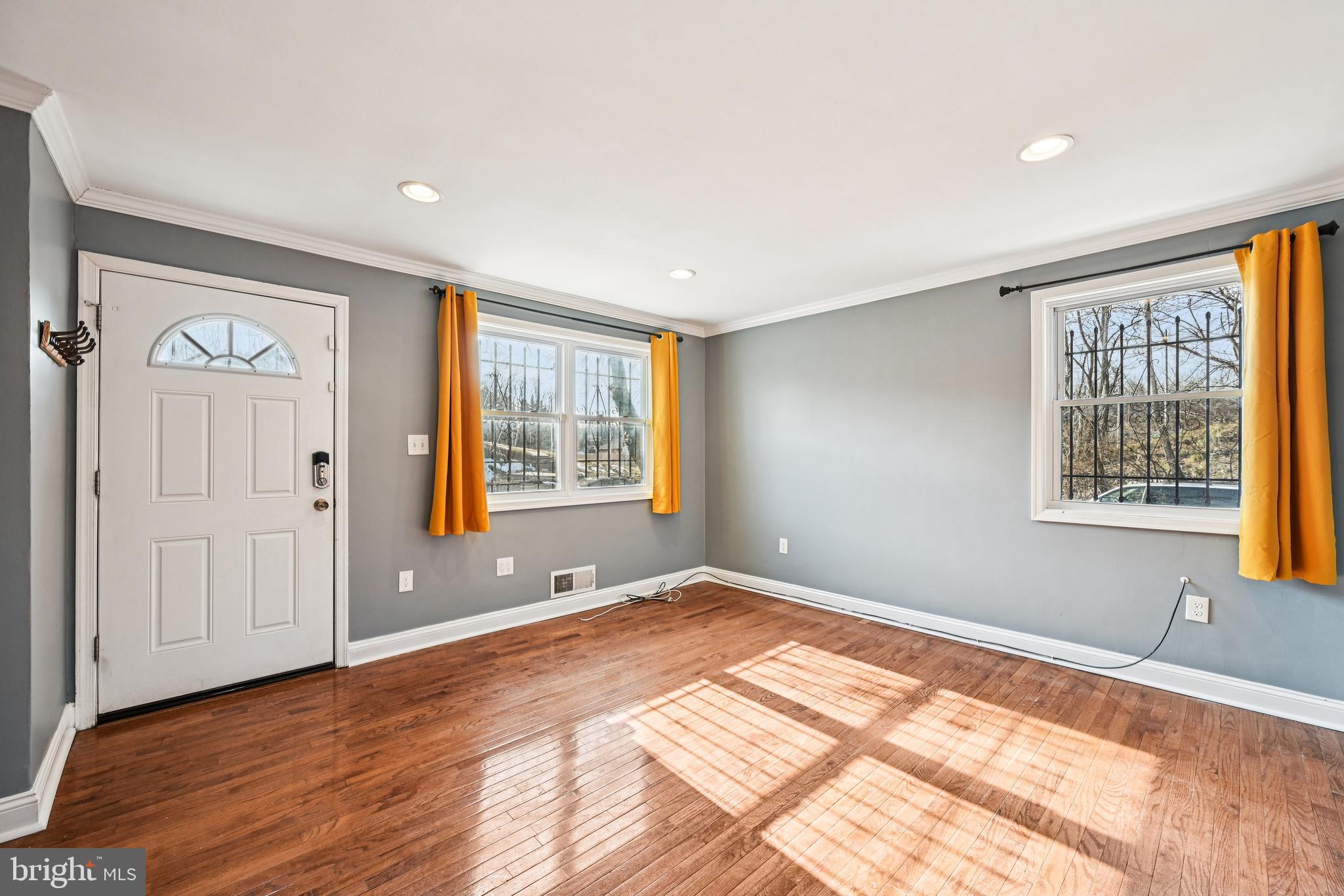 1215 Cooks Lane Baltimore, MD 21229 - Photo 9 of 45 Living Room