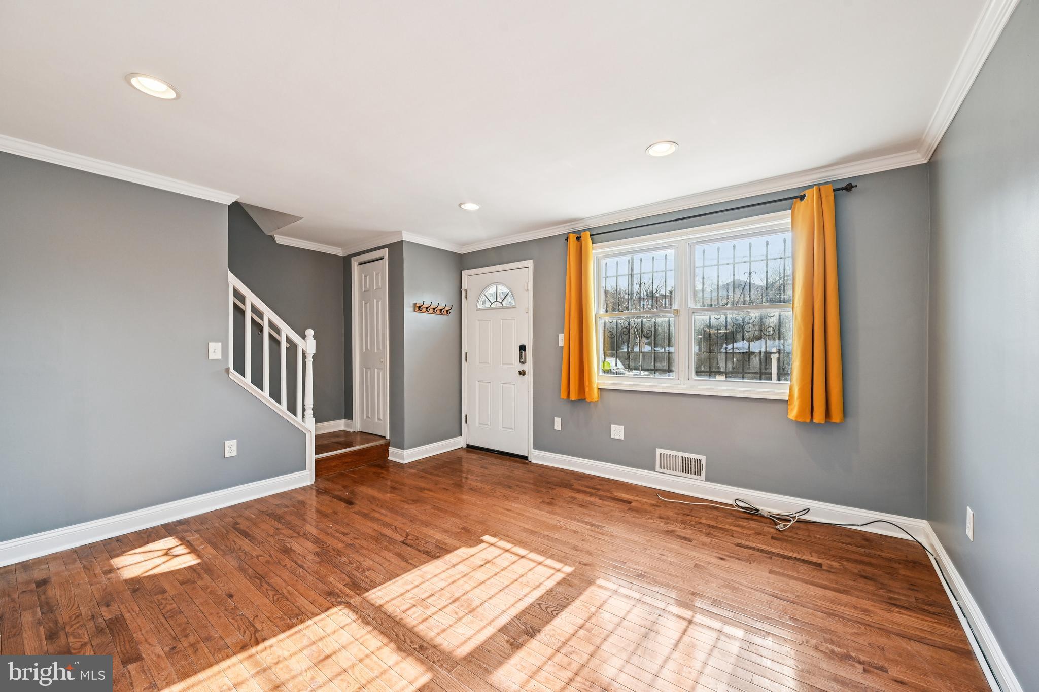1215 Cooks Lane Baltimore, MD 21229 - Photo 10 of 45 Living Room