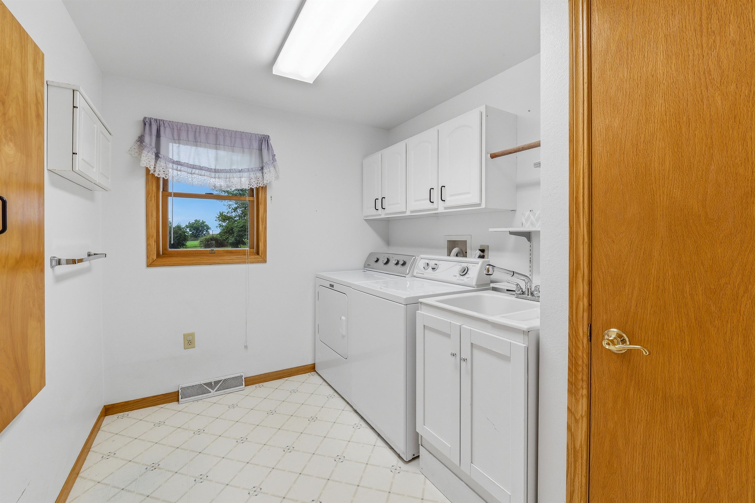 N1911 Hilltop Road Markesan, WI 53946 - Photo 10 of 45 Gallery Image 10