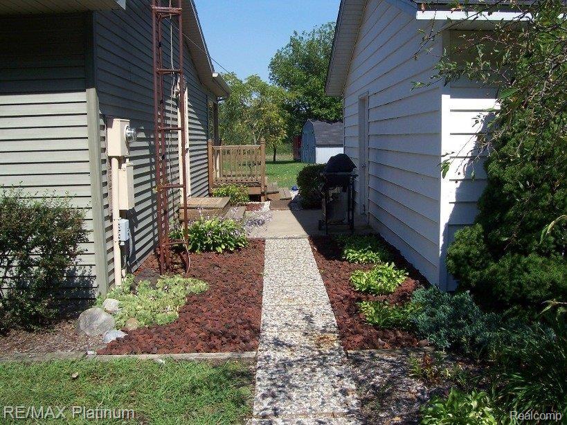 20550 North Lake Road Gregory, MI 48137 - Photo 4 of 13 nl_btw_house_and_garage