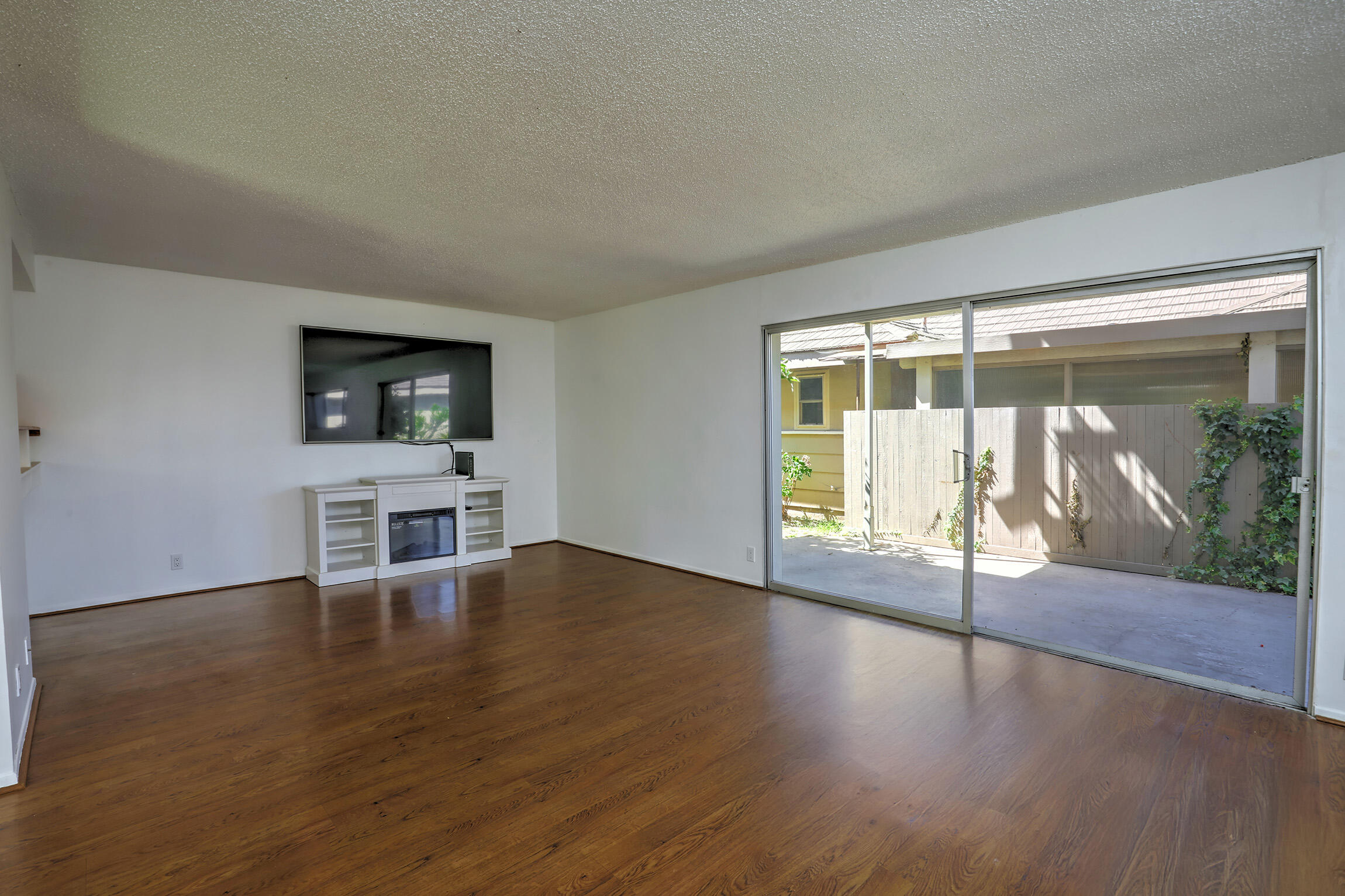 5722 Encina Road, Unit 3 Goleta, CA 93117 - Photo 5 of 19 Living Room