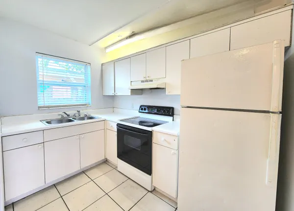 $1,699 | 215 Southwest 1st Court, Unit 12, Pompano Beach, FL 33060