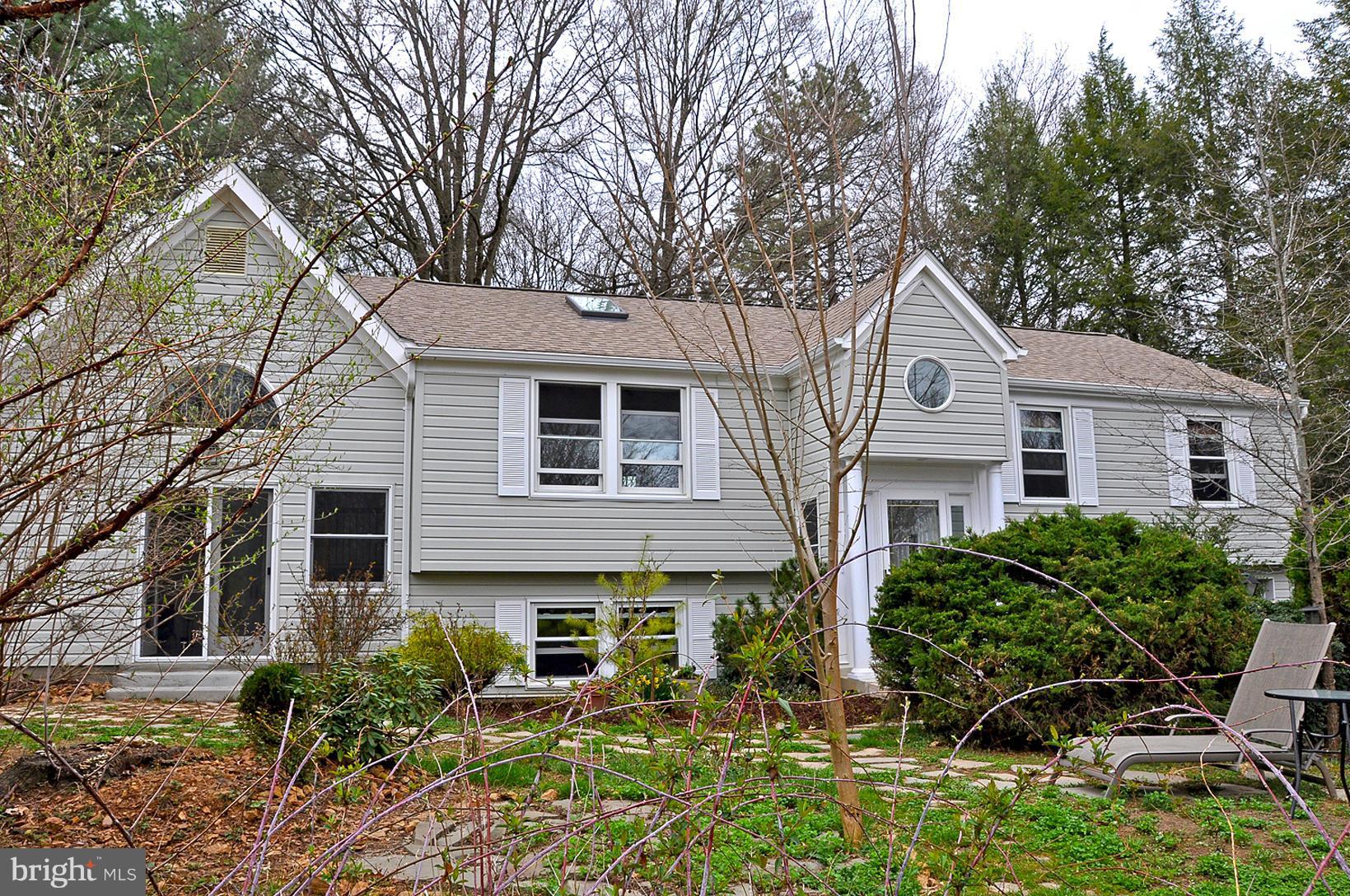 2116 Thomas View Road Reston, VA 20191 - Photo 3 of 30 Exterior (Front)