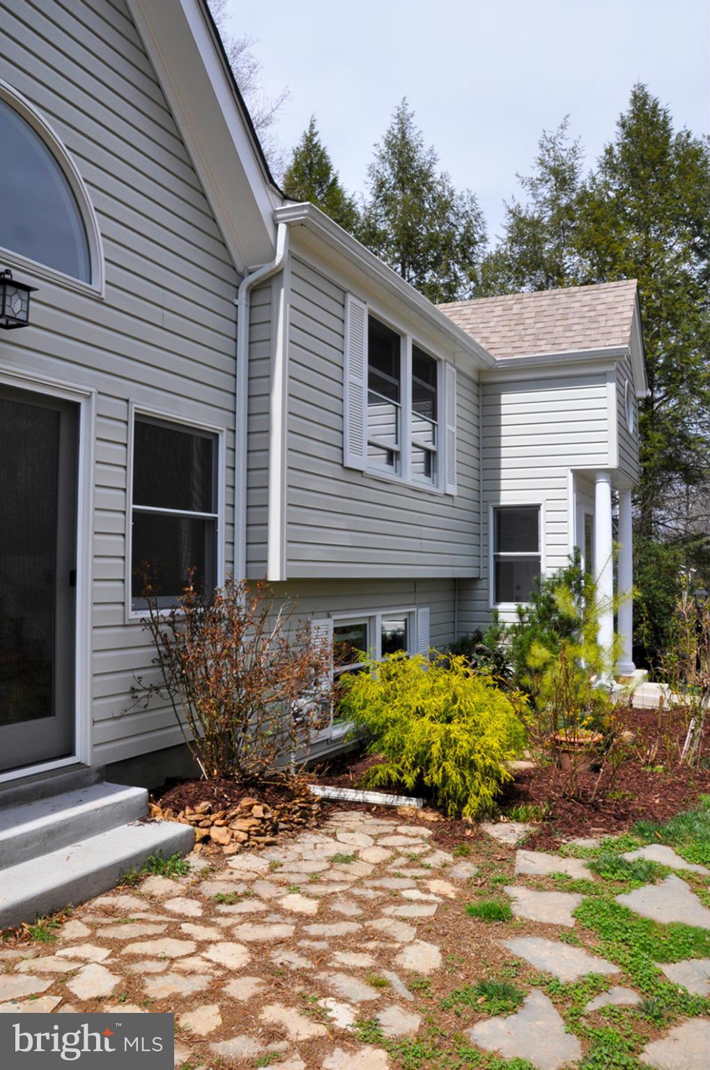 2116 Thomas View Road Reston, VA 20191 - Photo 4 of 30 Exterior (Front)