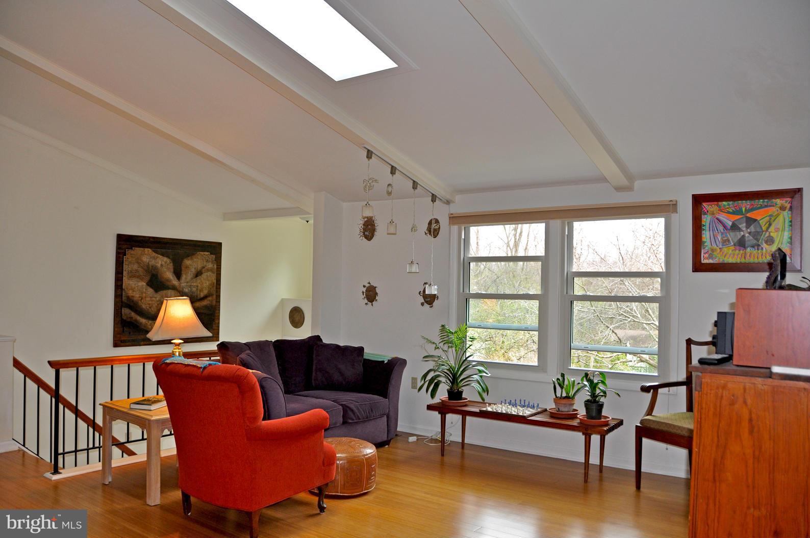2116 Thomas View Road Reston, VA 20191 - Photo 8 of 30 Living Room