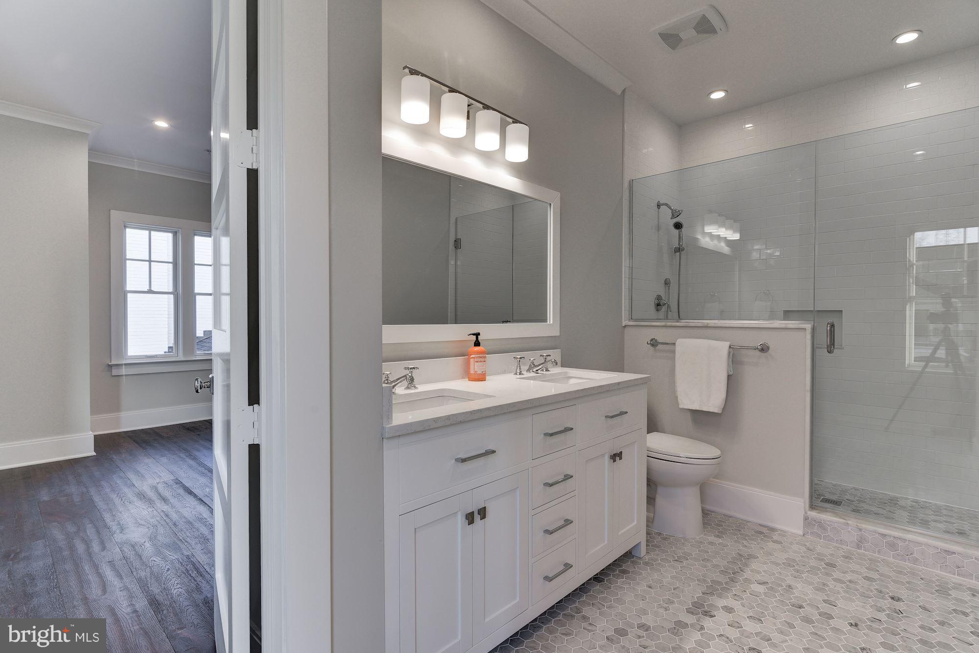 5319 Yorktown Road Bethesda, MD 20816 - Photo 20 of 34 JACK AND JILL BATH
