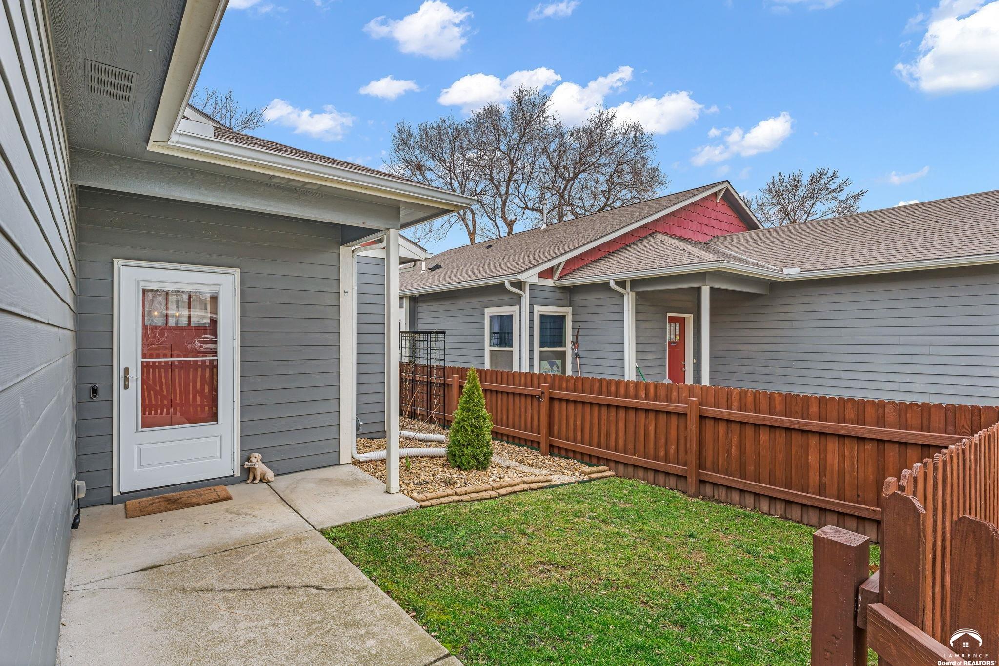 339 Florida Street Lawrence, KS 66044 - Photo 4 of 34