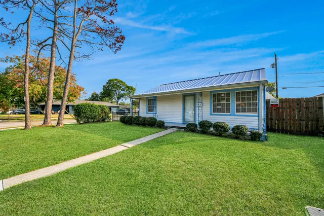 a view of a house with backyard and garden