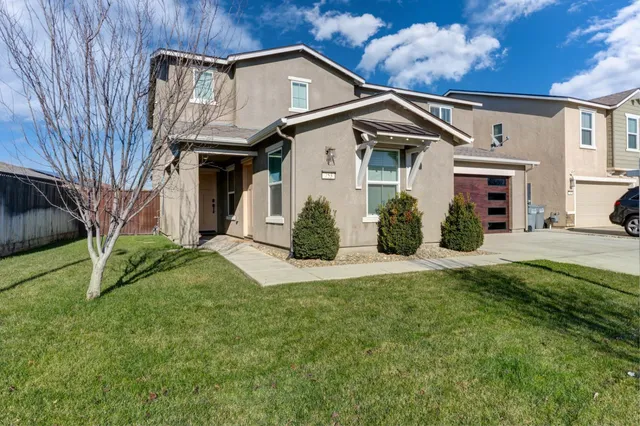 a view of entryway with yard and outdoor seating