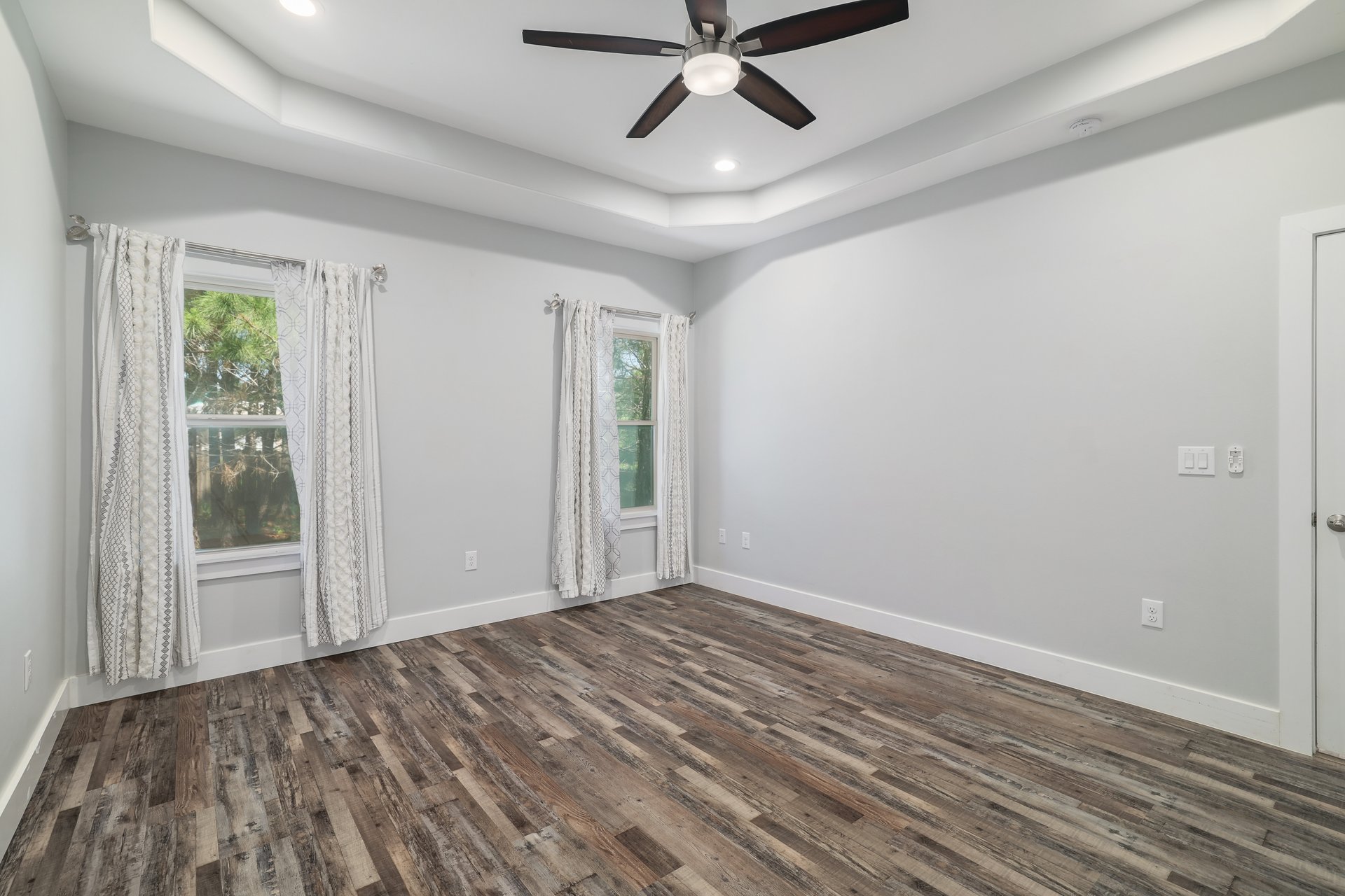 258 County Road Bastrop, TX 78602 - Photo 13 of 32 a view of empty room with wooden floor and fan