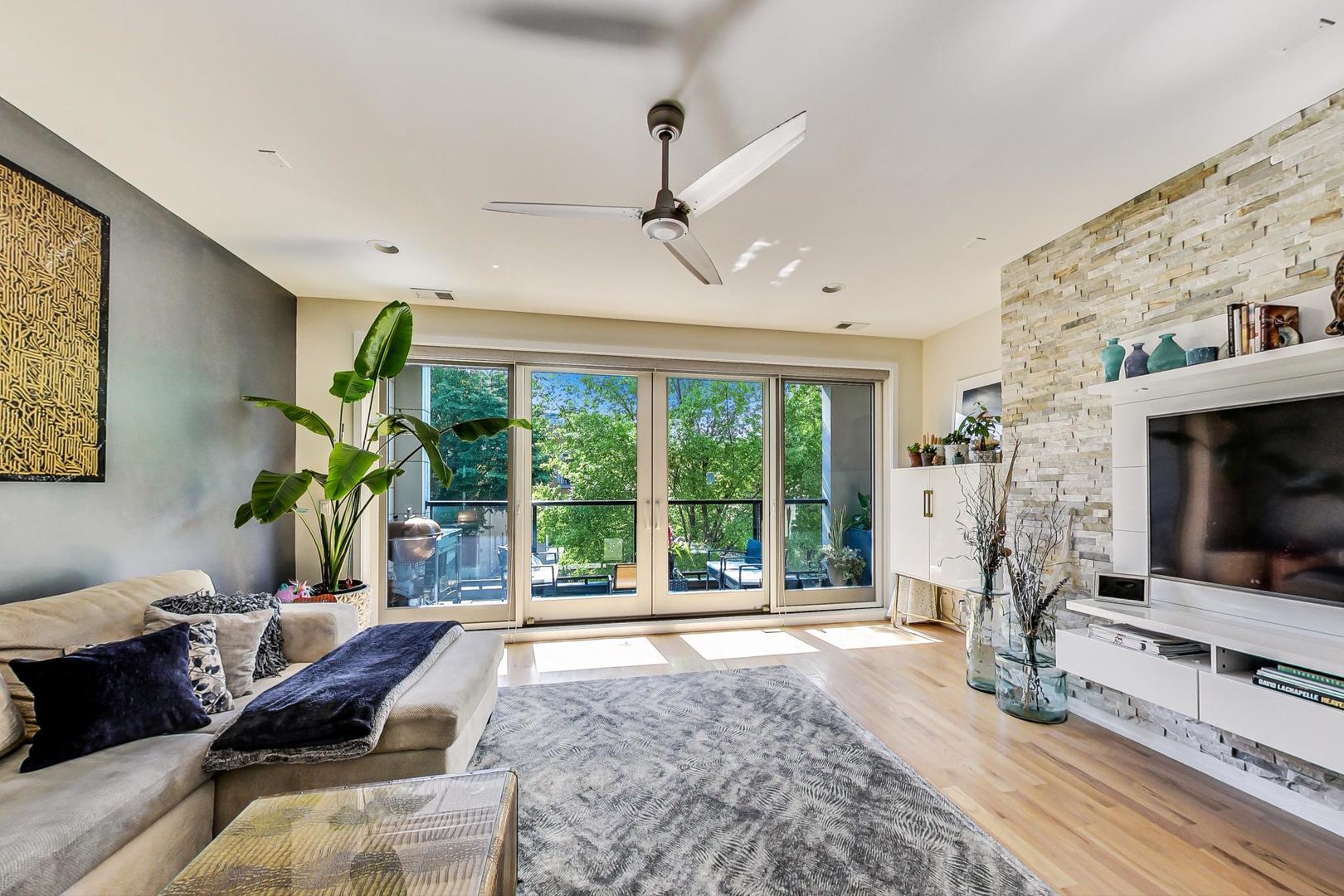 1033 South Racine Avenue, Unit 2S Chicago, IL 60607 - Photo 3 of 24