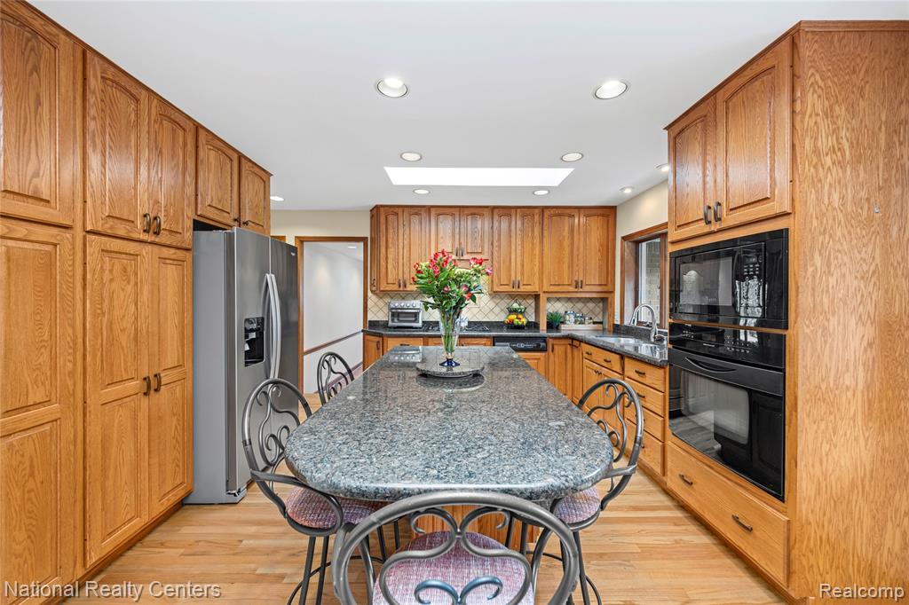 26131 Pleasant Valley Road Farmington Hills, MI 48331 - Photo 16 of 61