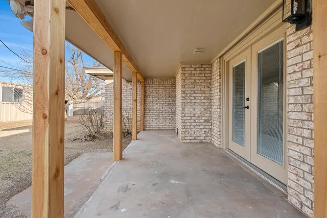 a view of entryway with livingroom