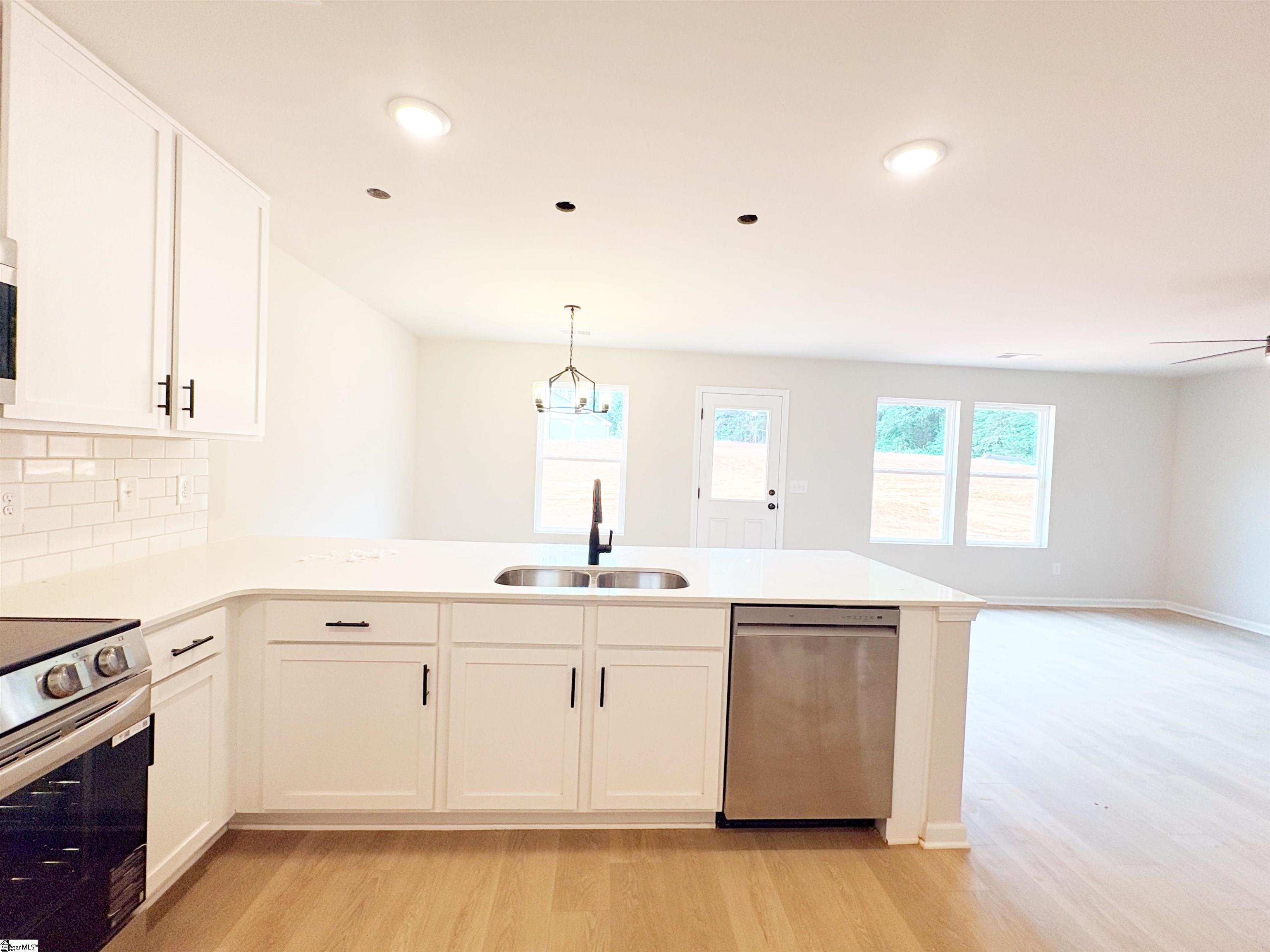 601 South Mountain View Road Greer, SC 29651 - Photo 8 of 33