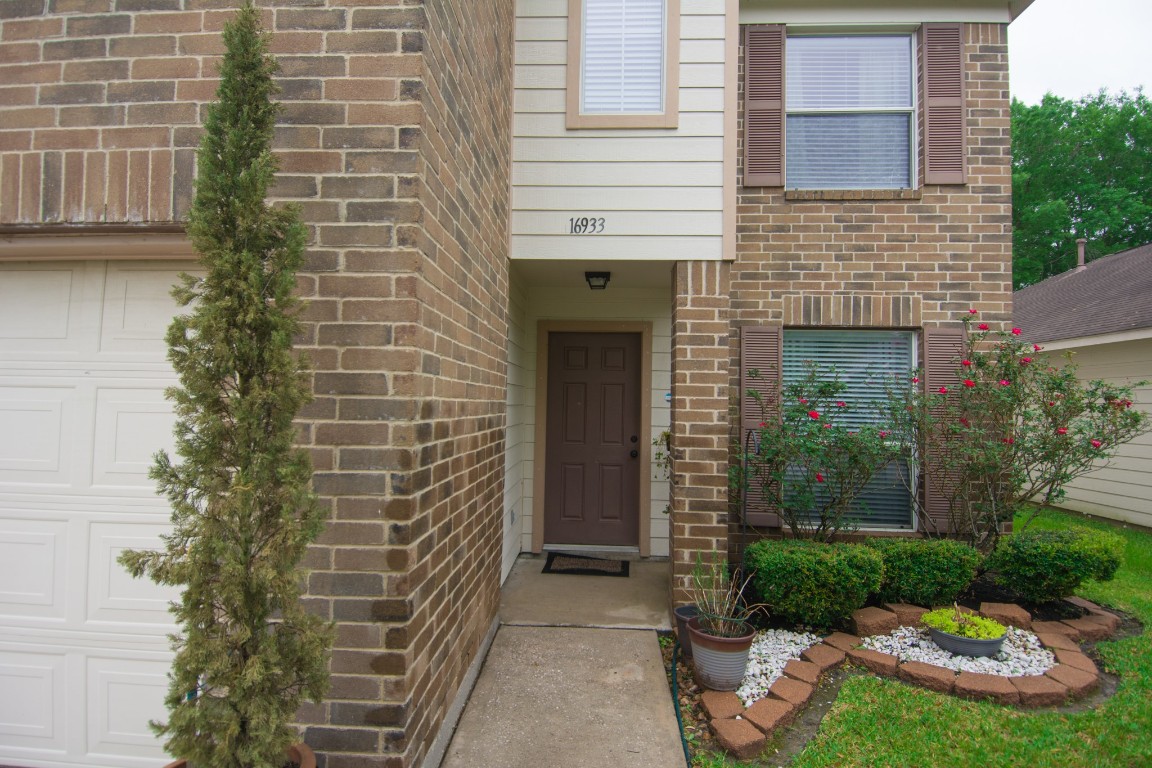 16933 Scenic Knoll Conroe, TX 77385 - Photo 4 of 36