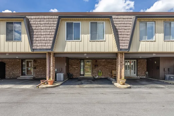$270,000 | 19 Cour Madeleine, Palos Hills, IL 60465
