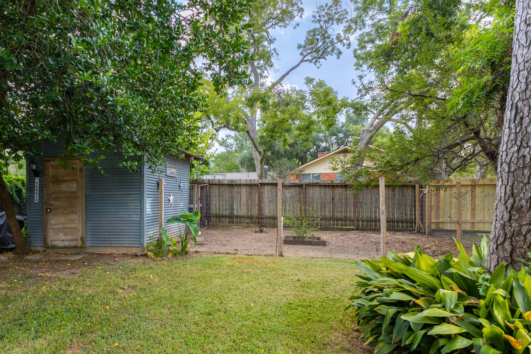 511 West Val Verde Street Brenham, TX 77833 - Photo 18 of 23 a backyard of a house with lots of green space