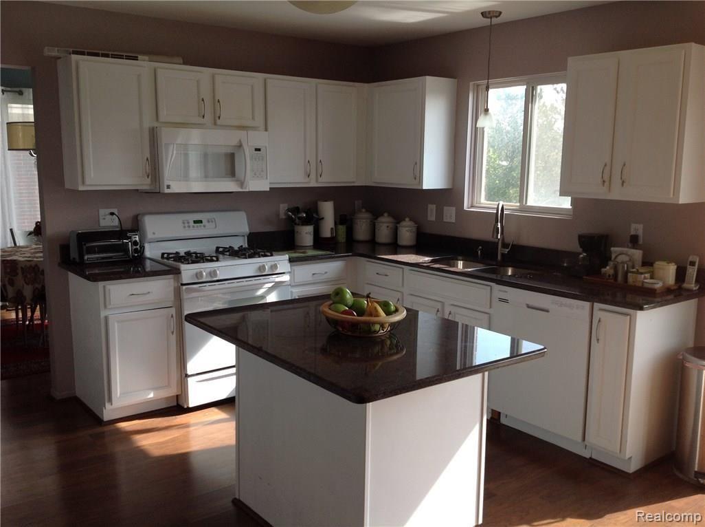 31346 Cedar Ridge Lane Madison Heights, MI 48071 - Photo 7 of 19 IMG_3722.JPG