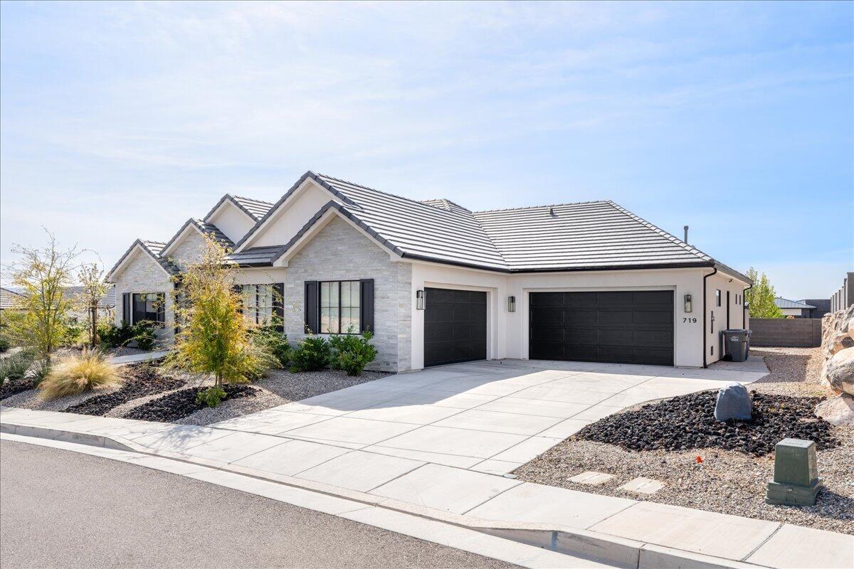 719 Scenario Street Washington, UT 84780 - Photo 4 of 72 Room for cars and toys
