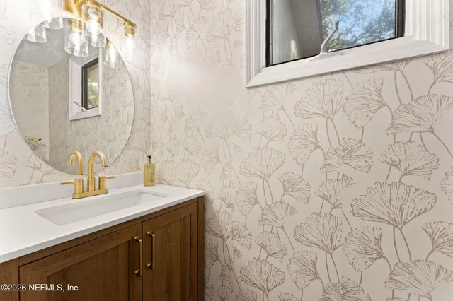 a view of a backyard