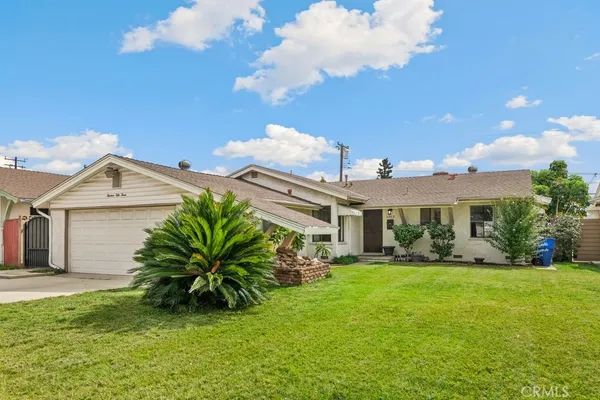 a view of a front of house with a yard