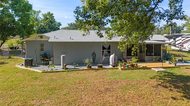 a view of yard with green space
