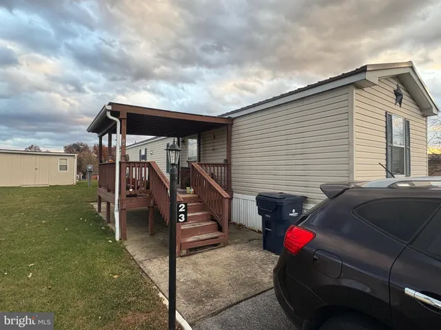 a view of a house with backyard and roof