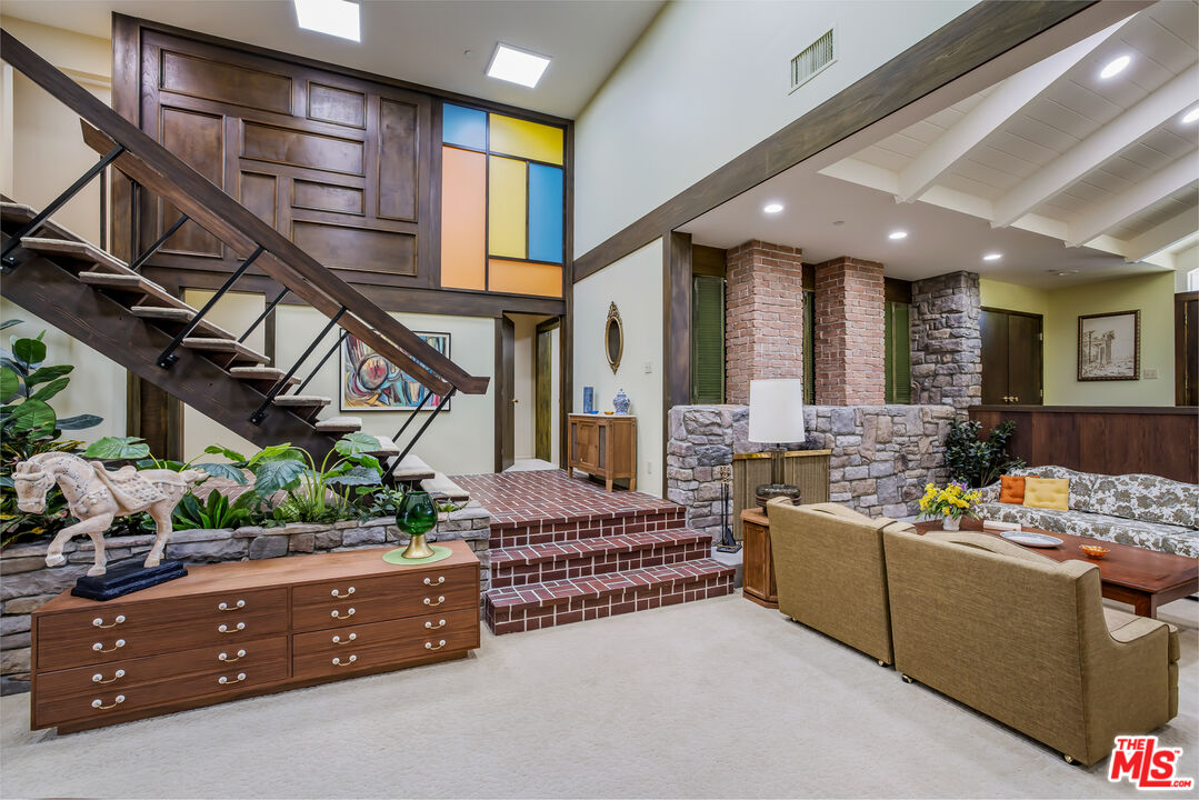 11222 Dilling Street Studio City, CA 91602 - Photo 6 of 30 a living room with furniture