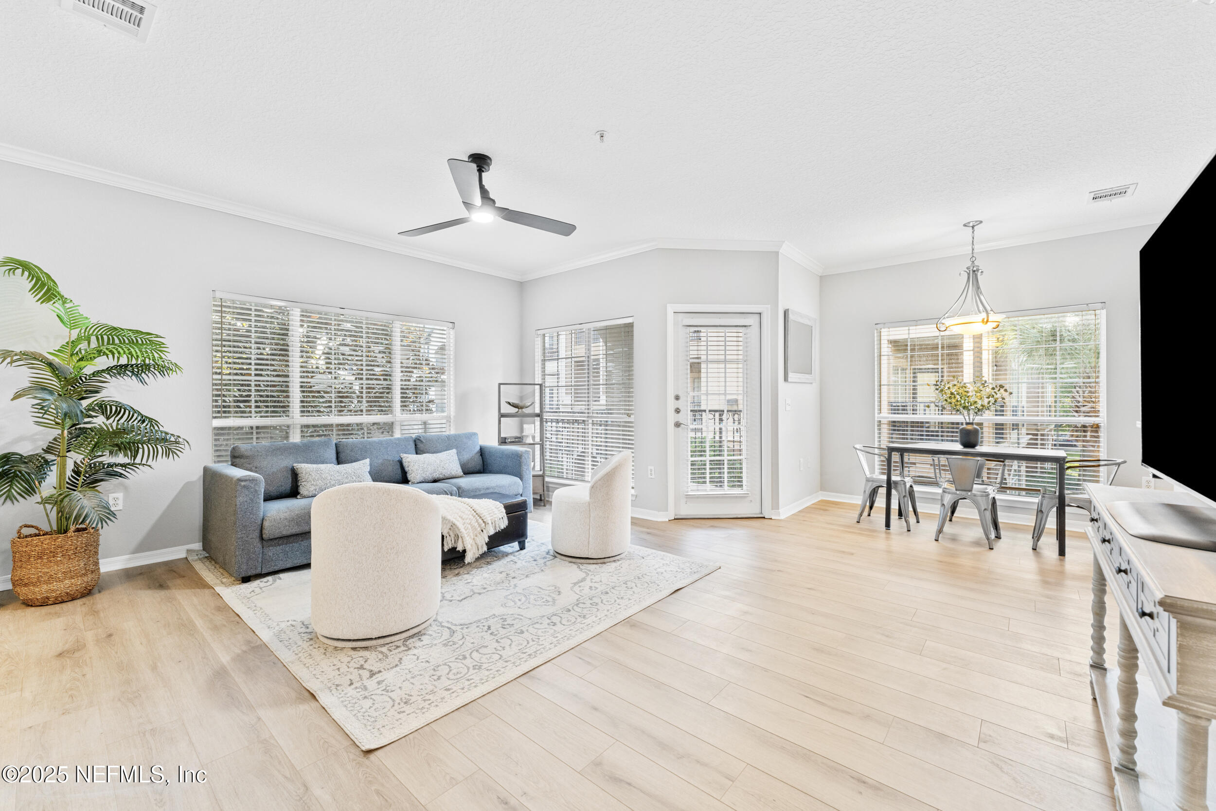 10961 Burnt Mill Road, Unit 621 Jacksonville, FL 32256 - Photo 4 of 19 a living room with furniture and a large window