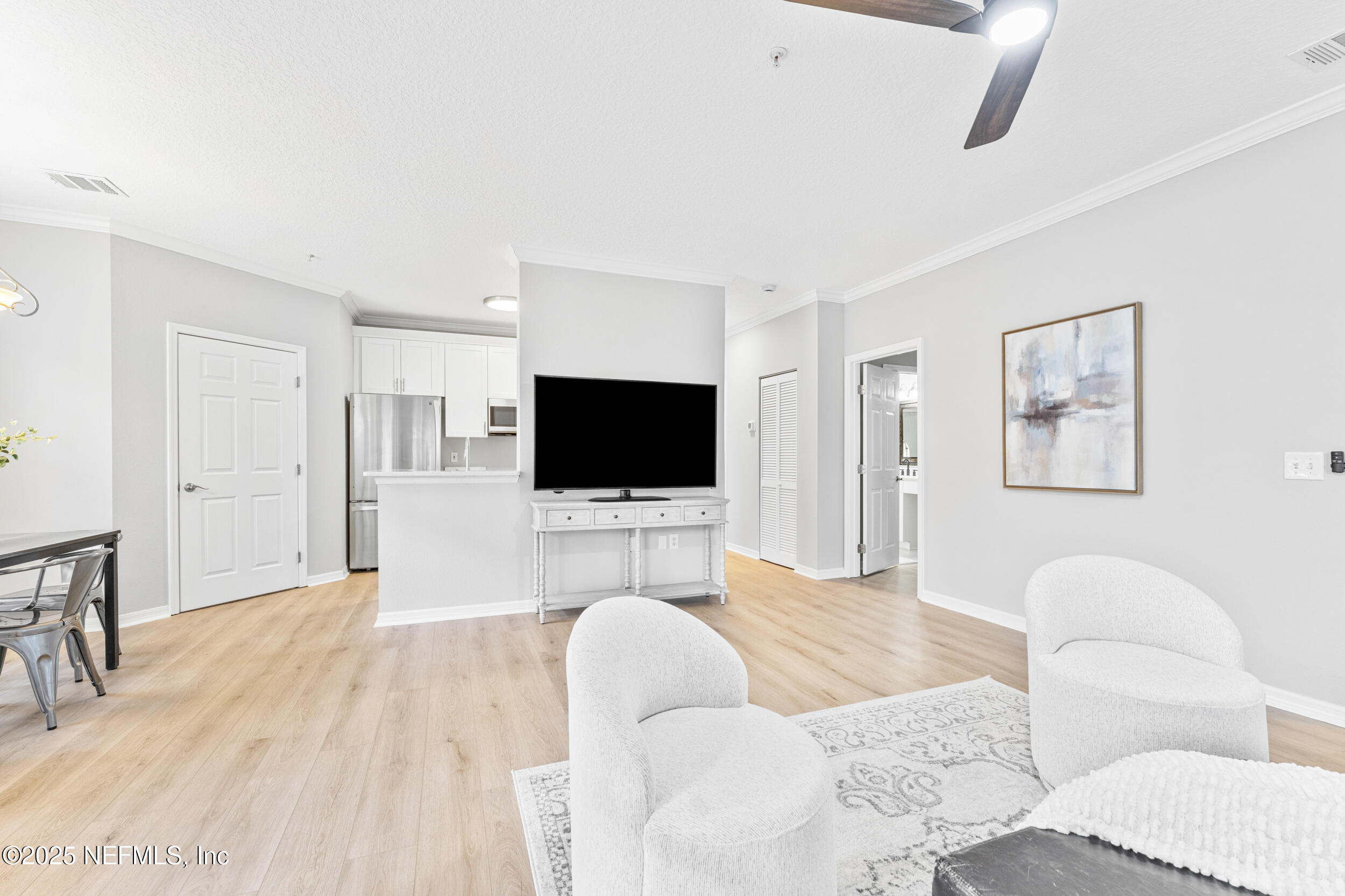 10961 Burnt Mill Road, Unit 621 Jacksonville, FL 32256 - Photo 6 of 19 a living room with furniture and a flat screen tv