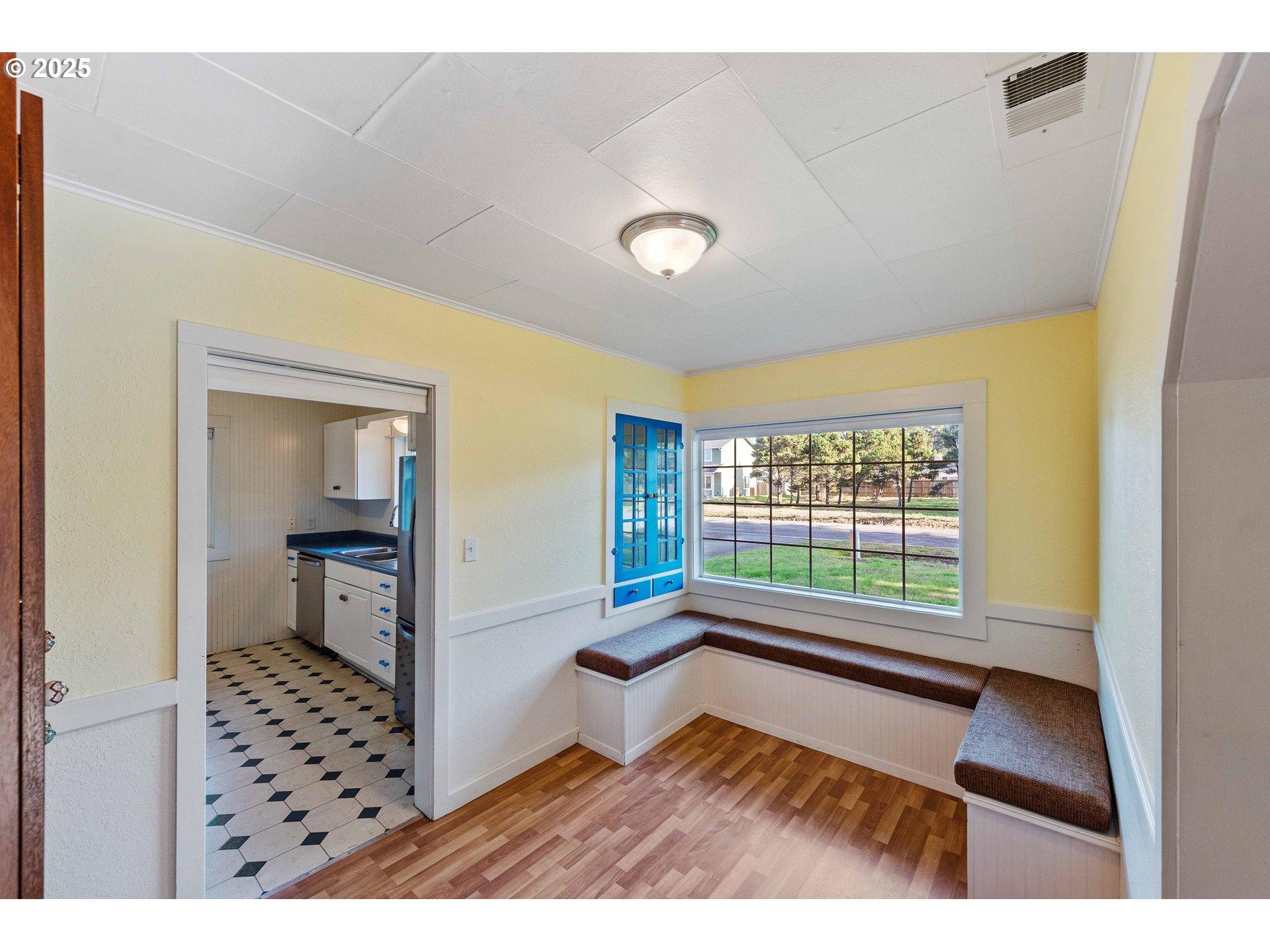 54568 Beach Loop Road Bandon, OR 97411 - Photo 27 of 38 a living room with furniture and a window