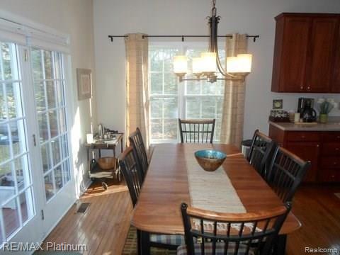 Eating Area in Kitchen.JPG