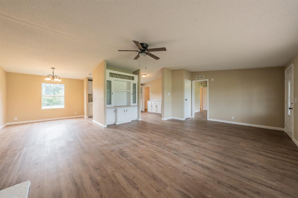 153 Clay Court Springtown, TX 76082 - Photo 9 of 38