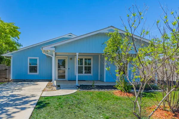 a view of a house with backyard and garden