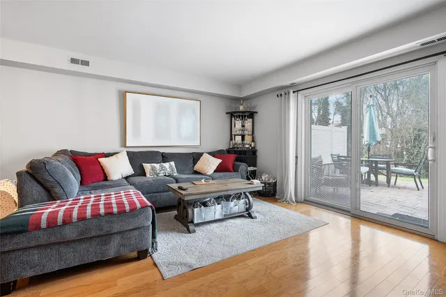 $575,999 | 8 Sunridge Lane, Islip, NY 11751