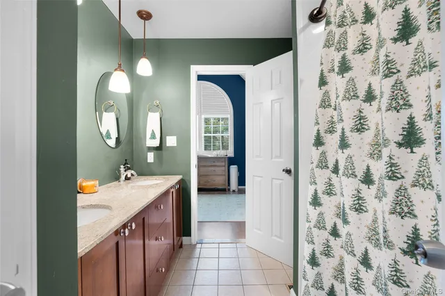 $575,999 | 8 Sunridge Lane, Islip, NY 11751