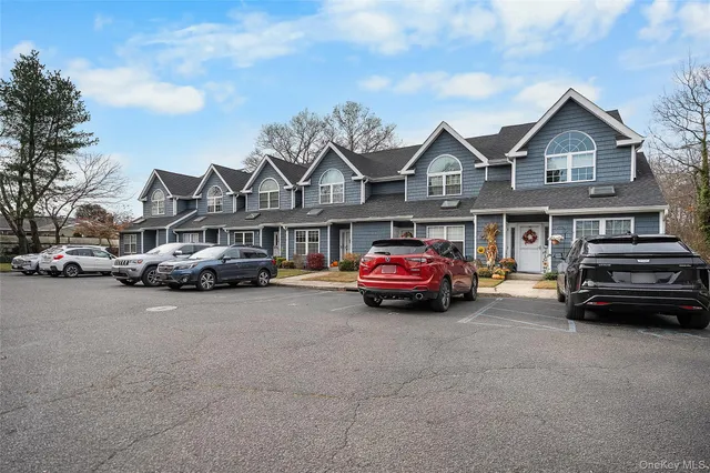 $575,999 | 8 Sunridge Lane, Islip, NY 11751