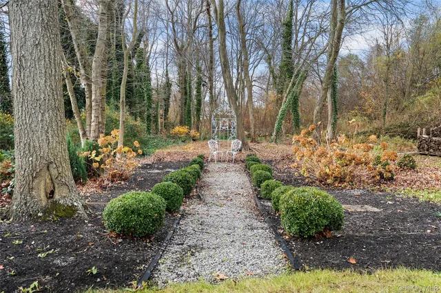 $575,999 | 8 Sunridge Lane, Islip, NY 11751